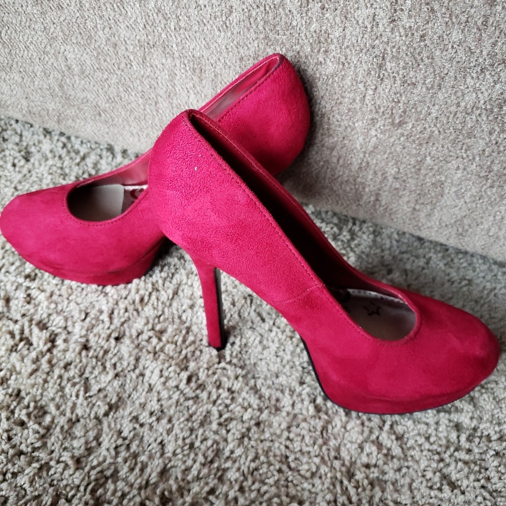 Red Pumps - Picture 3 of 5